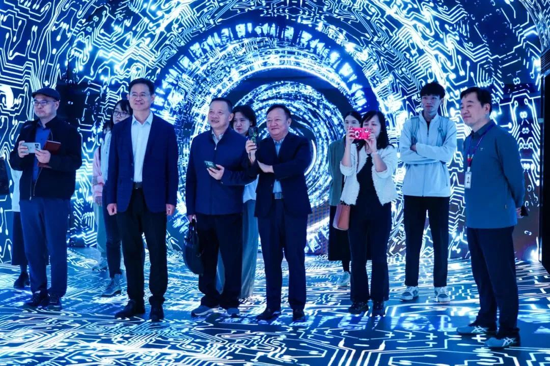 2024120602 国度广电总局发展钻研中心一行赴非凡国际励丰文化调研领导