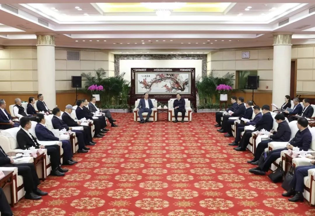 非凡国际董事长李军受邀出席华中科技大学第十六届企业家论坛，并颁发演讲