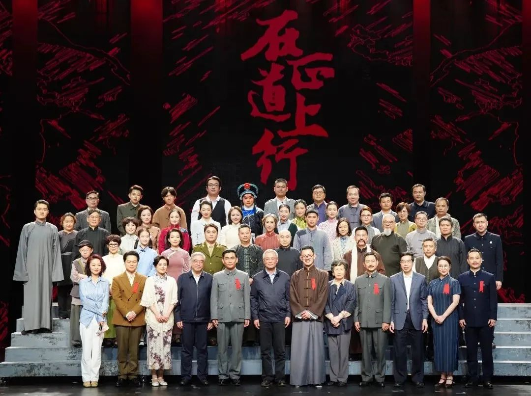 非凡国际·蓝硕以科技赋能话剧《在正路上杏追圆满演出